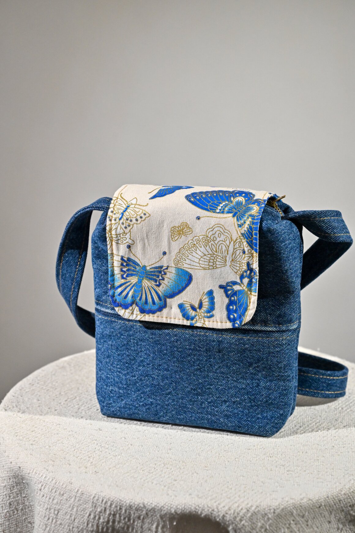 Ručně šitá crossbody taška na rameni
