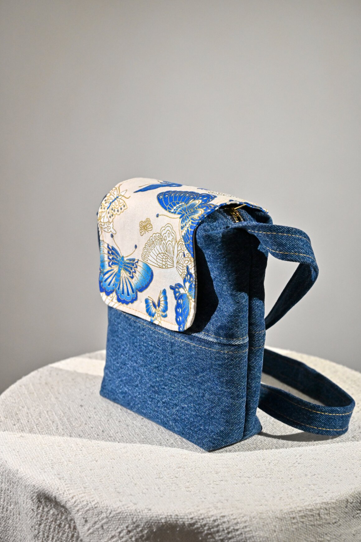 Ručně šitá crossbody taška na rameni