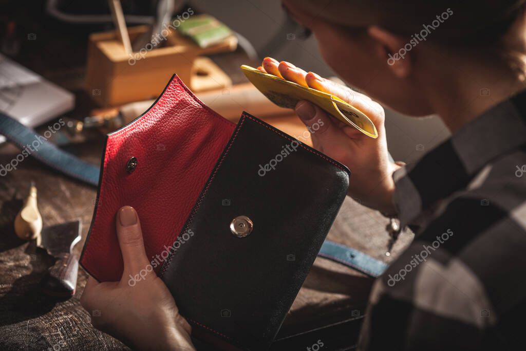 Dita při šití batohu v ateliéru